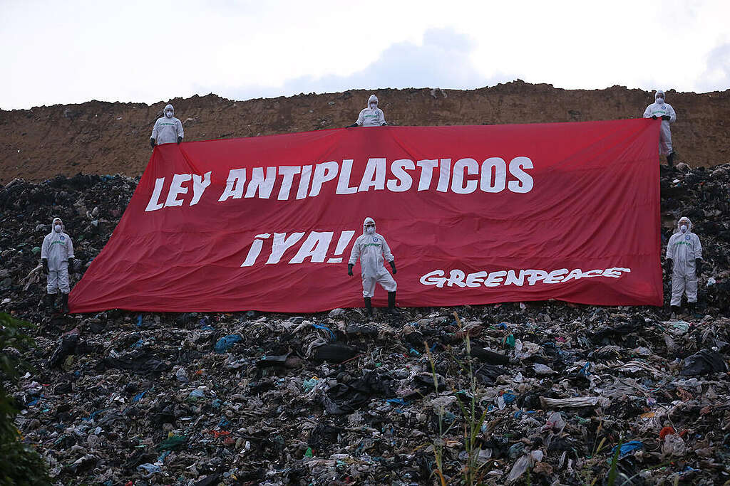"Anti Plastic Law Now!" Action at Villa Allende Garbage Dump in Mexico. © Consuelo Pagaza / Greenpeace
