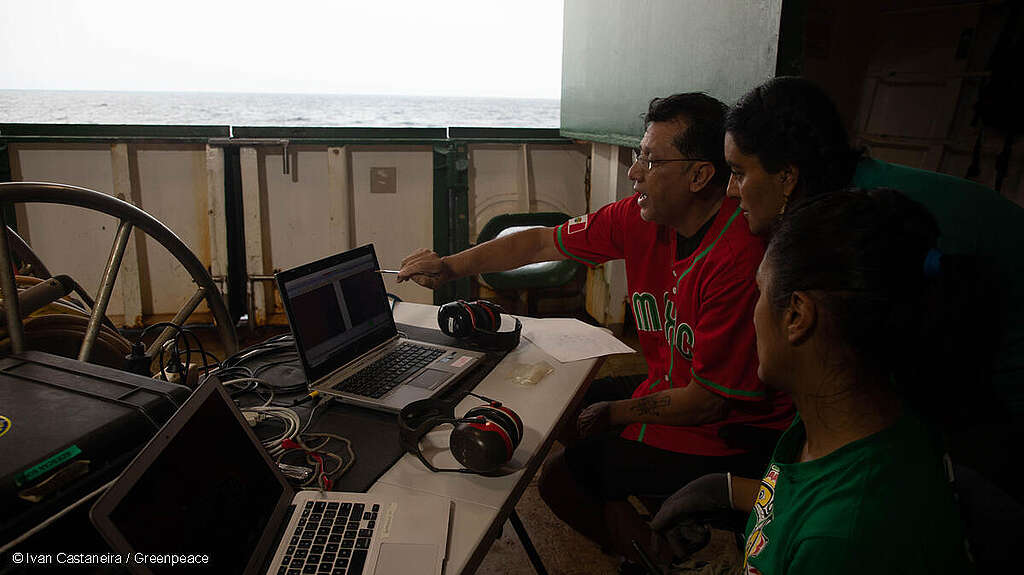Tripulación del Arctic Sunrise analizando datos y resultadps del barrido lateral.
