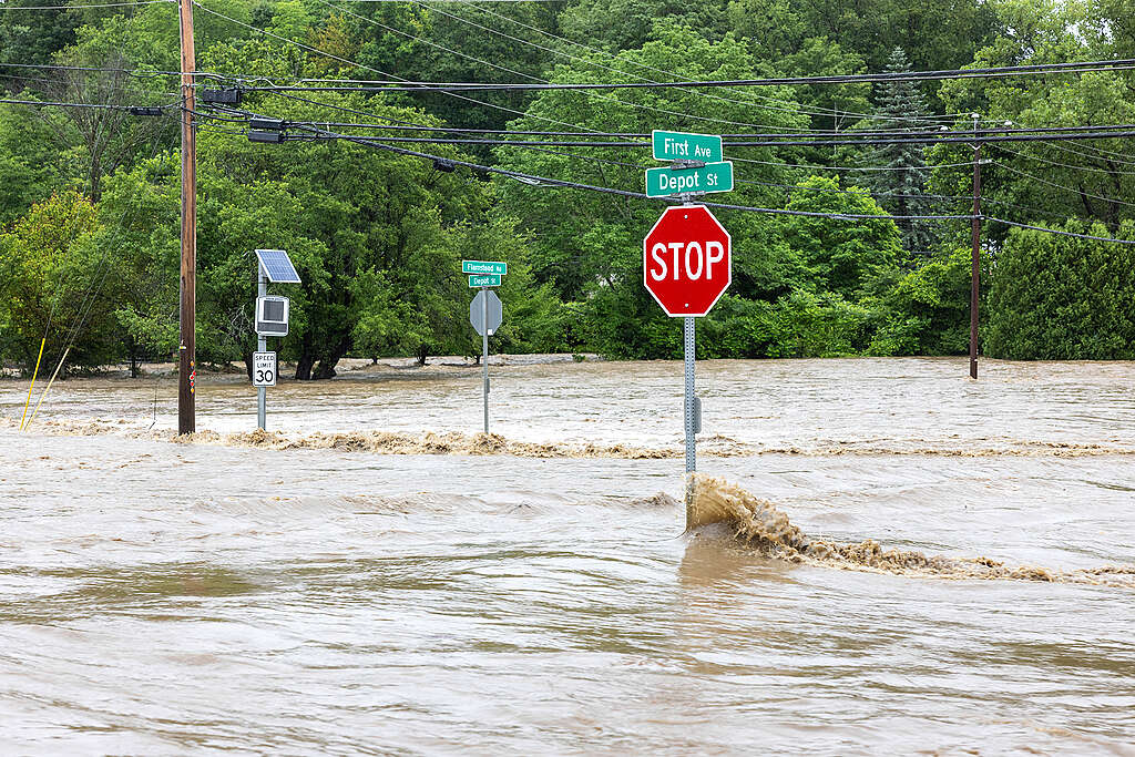 Inundación en Estados Unidos: una señal de alto parcialmente sumergida mientras el agua corre con fuerza por las calles anegadas. Inundación en Estados Unidos: una señal de alto parcialmente sumergida mientras el agua corre con fuerza por las calles anegadas.