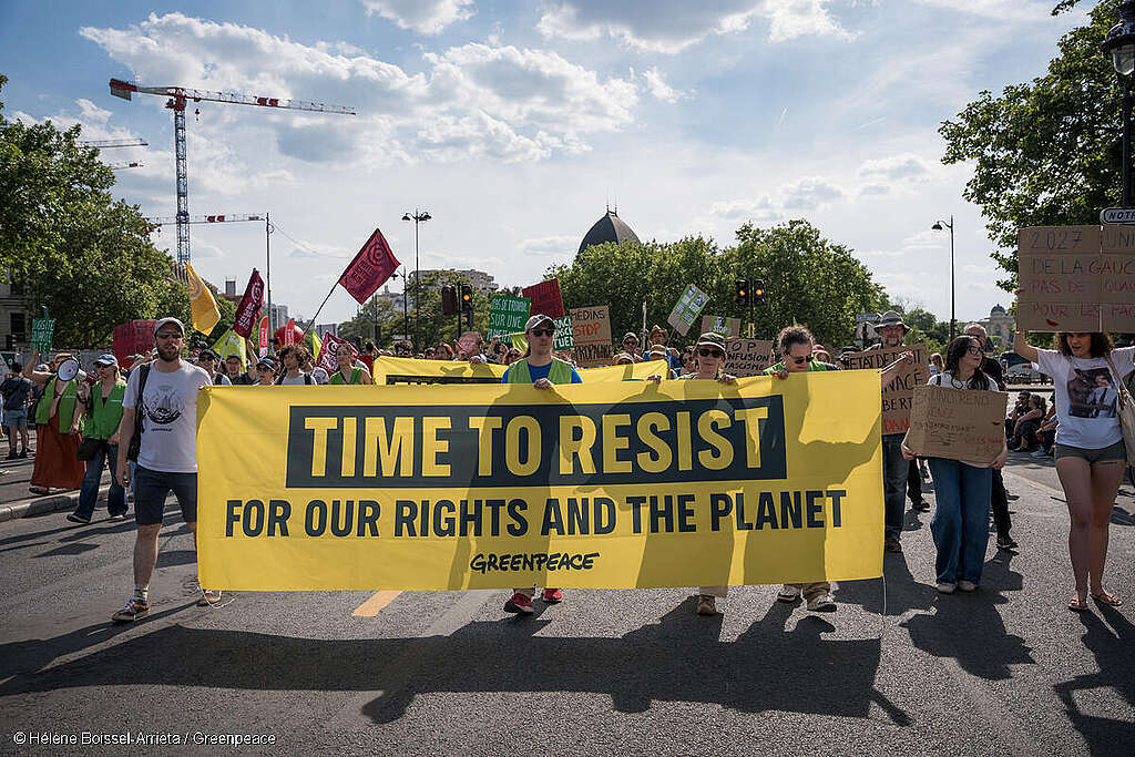 Activistas de Greenpeace en la protesta del Primero de Mayo en París sostienen una manta con el mensaje "Es tiempo de resistir por nuestros derechos y el planeta", en una acción contra el poder de los multimillonarios y su impacto en la crisis climática. Activistas de Greenpeace en la protesta del Primero de Mayo en París sostienen una manta con el mensaje "Es tiempo de resistir por nuestros derechos y el planeta", en una acción contra el poder de los multimillonarios y su impacto en la crisis climática.