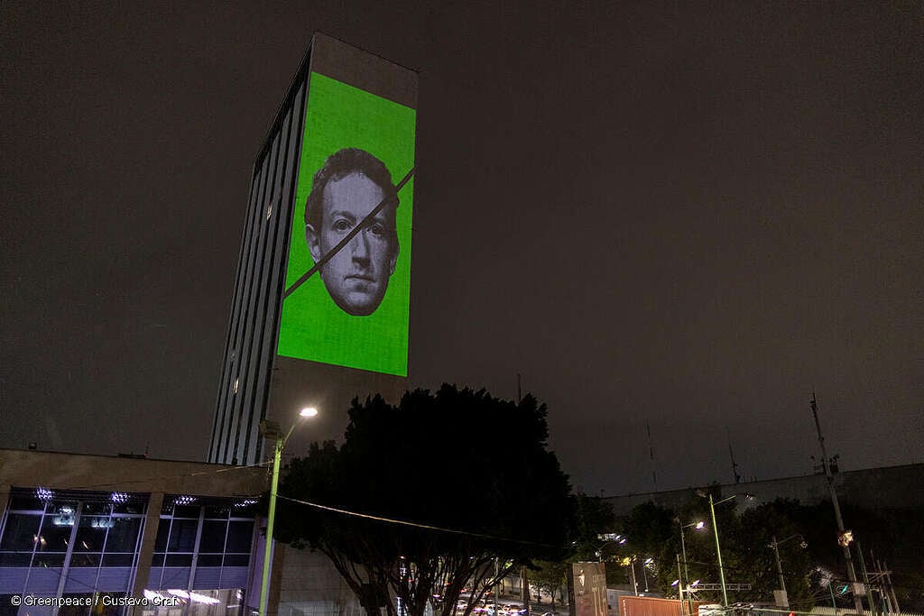 Proyección de imágenes de multimillonarios y el mensaje "Tiempo de resistir" en un edificio de la Ciudad de México, como parte de una acción de Greenpeace México contra la concentración de poder y su impacto en la crisis climática.