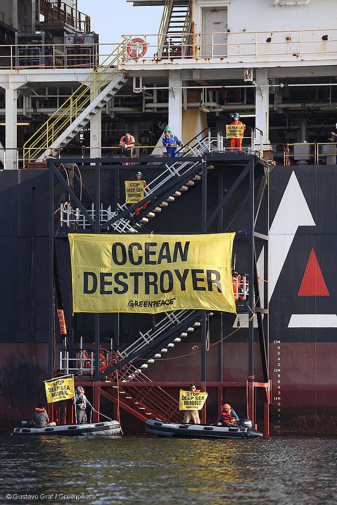 Activistas de Greenpeace México suben al Hidden Gem, un barco minero de aguas profundas anclado en la Bahía de Manzanillo, Colima, y ​​colocan una pancarta con la leyenda "Destructor del Océano".