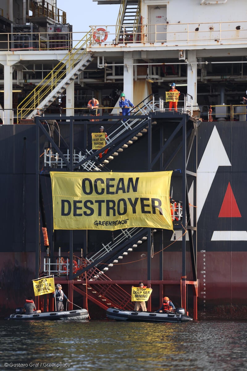 Activistas de Greenpeace México suben al Hidden Gem, un barco minero de aguas profundas anclado en la Bahía de Manzanillo, Colima, y ​​colocan una pancarta con la leyenda "Destructor del Océano".
