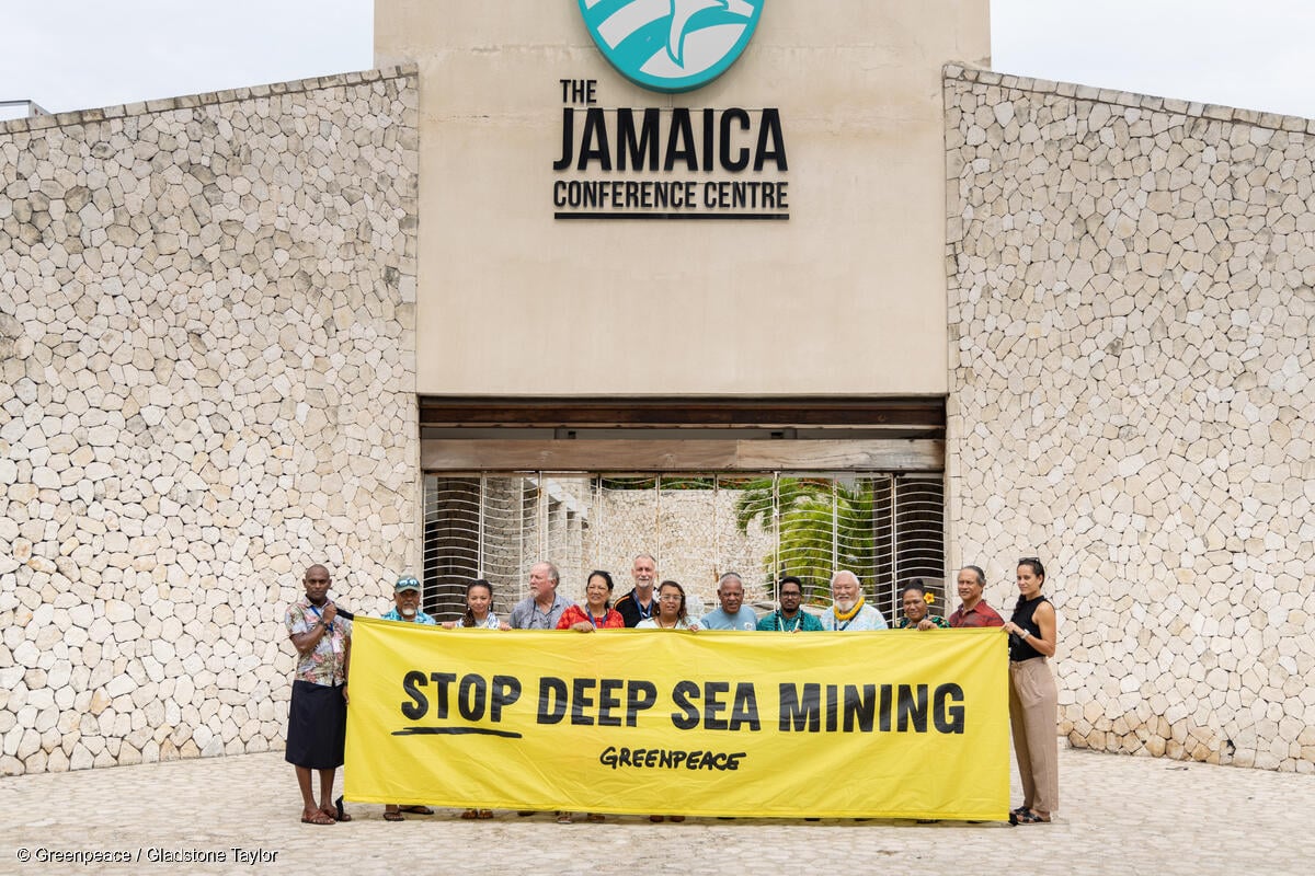 Líderes del Pacífico sostienen una pancarta frente al Centro de Conferencias ISA en Kingston, con la leyenda "Stop deep sea mining" (Alto a la minería submarina)