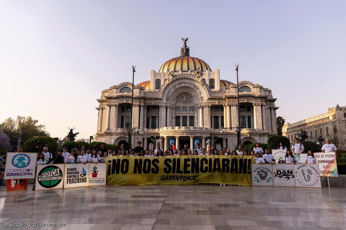 Voluntarios, staff y aliados en México apoyan a Greenpeace USA ante demanda de Energy Transfer, frente al Palacio de Bellas Artes con una manta que dice "No nos silenciarán".