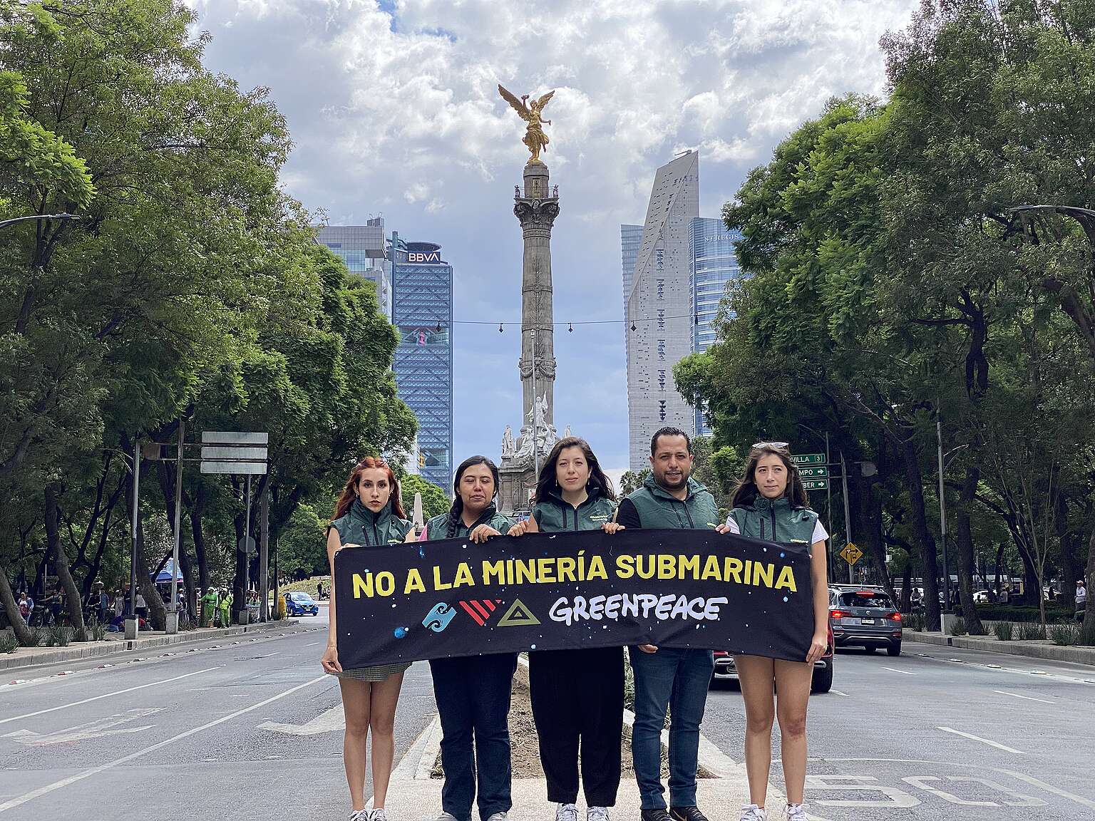 Activistas de Greenpeace México en CDMX frente a monumento emblemático de la ciudad piden "No a la minería submarina".