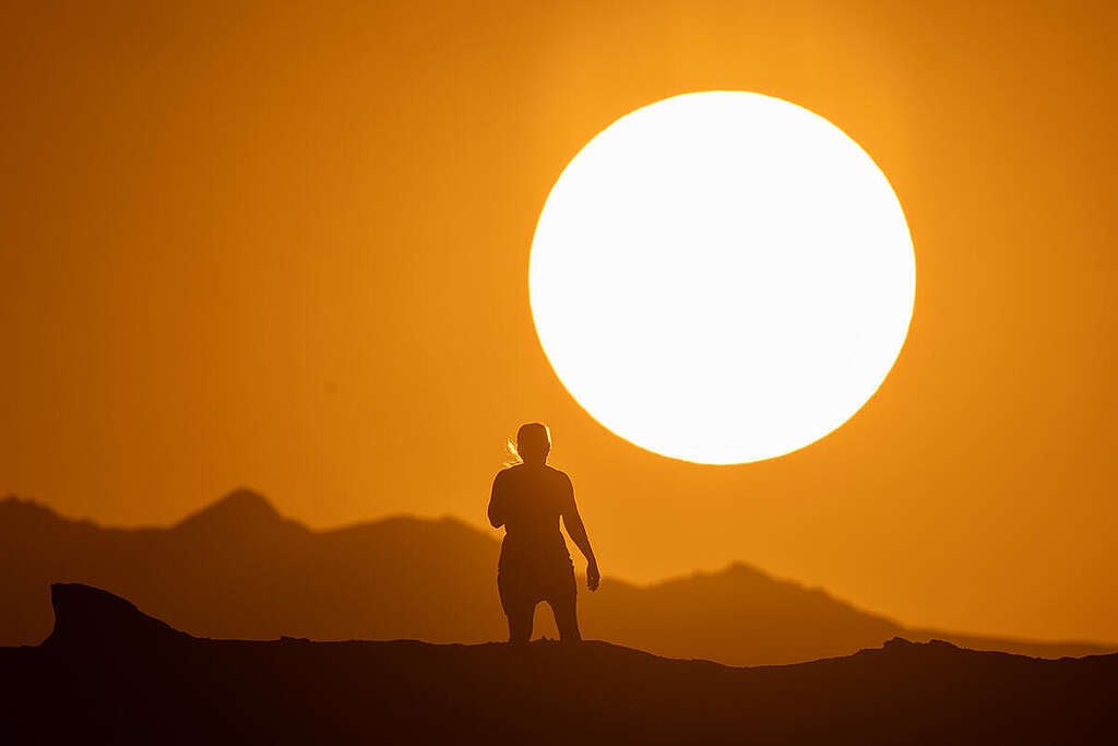 Silueta de una persona en la puesta de sol durante la ola de calor excesiva en la costa oeste de California. Silueta de una persona en la puesta de sol durante la ola de calor excesiva en la costa oeste de California.