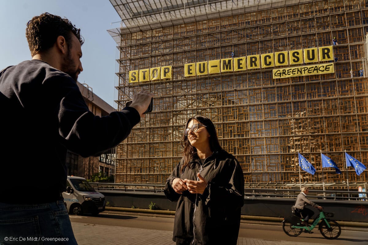 Activistas de Greenpeace Bélgica escalan la sede del Consejo de la UE en Bruselas, mientras los ministros de comercio de la UE debaten el acuerdo comercial entre la UE y el Mercosur.