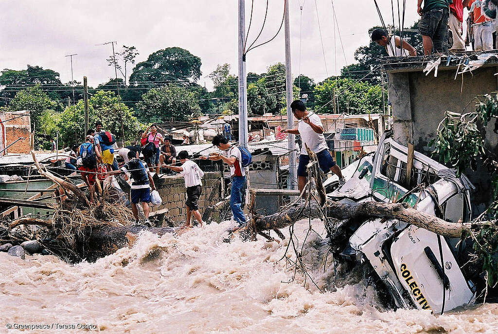 Personas caminan entre inundaciones y escombros en una comunidad de México tras el paso de un huracán; se observan restos de viviendas y objetos. Personas caminan entre inundaciones y escombros en una comunidad de México tras el paso de un huracán; se observan restos de viviendas y objetos.