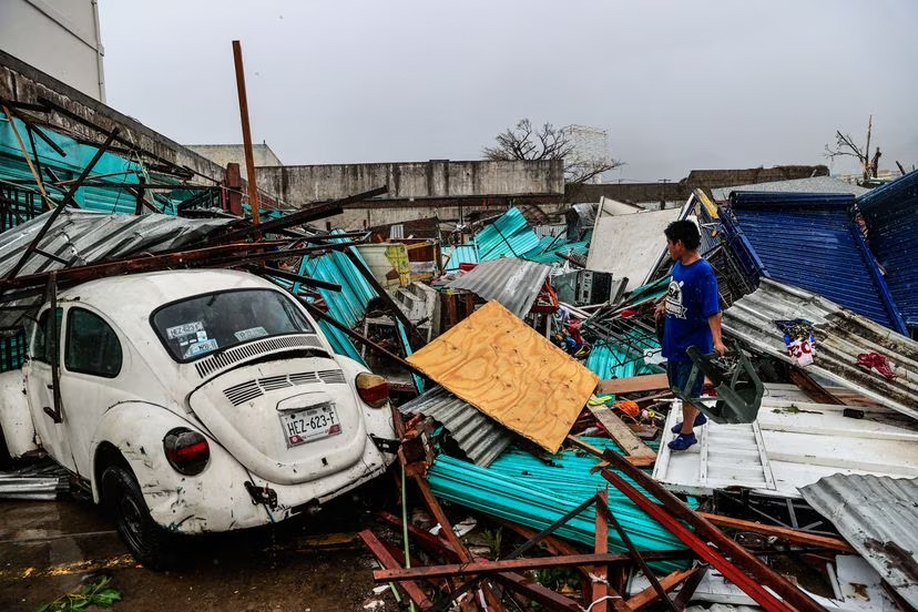 Escombros entre inundaciones tras el paso del Huracán Otis en México.