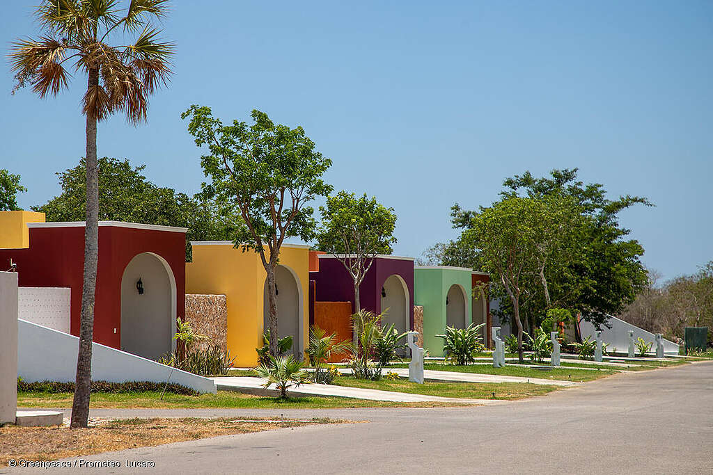 Fotografía panorámica de desarrollos inmobiliarios coloridos en Yucatán.