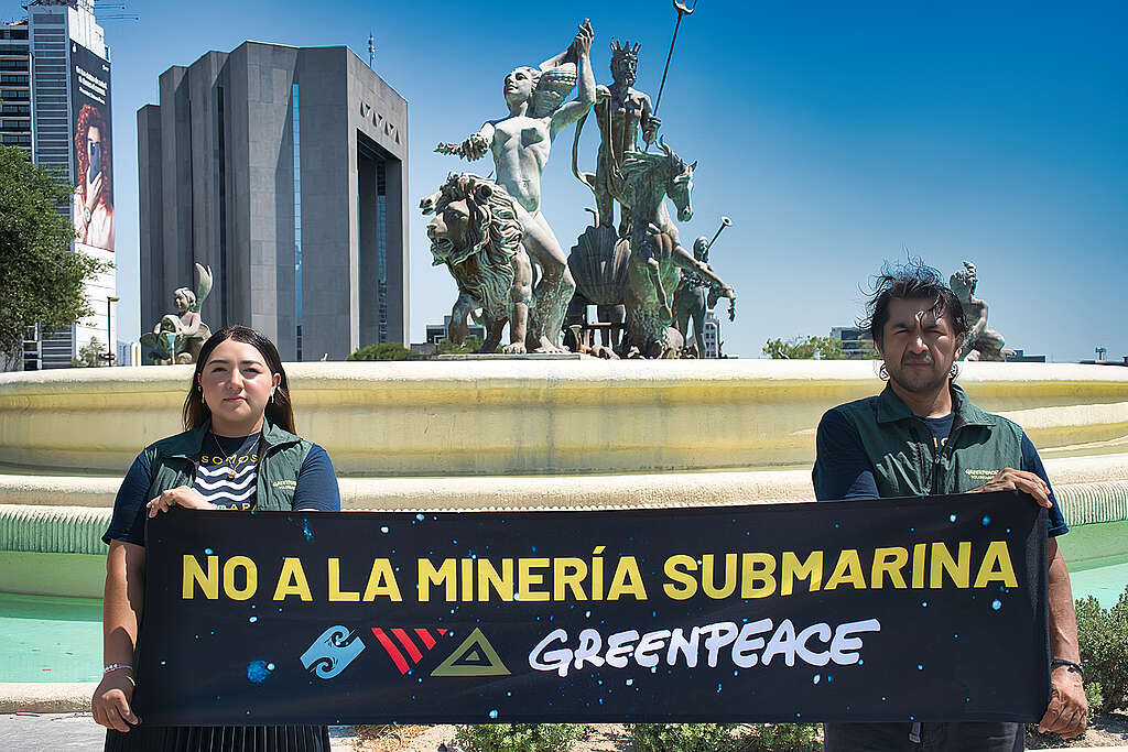 Activistas de Greenpeace México en Guadalajara frente a monumento emblemático de la ciudad piden "No a la minería submarina". Activistas de Greenpeace México en Guadalajara frente a monumento emblemático de la ciudad piden "No a la minería submarina".