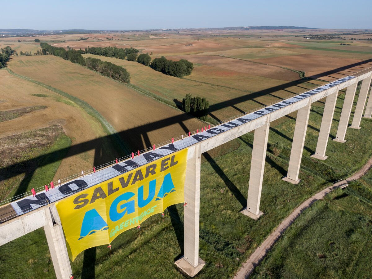 Giant Banner on the Cigüela Aqueduct (Cuenca) in Spain. © Greenpeace / Pedro Armestre