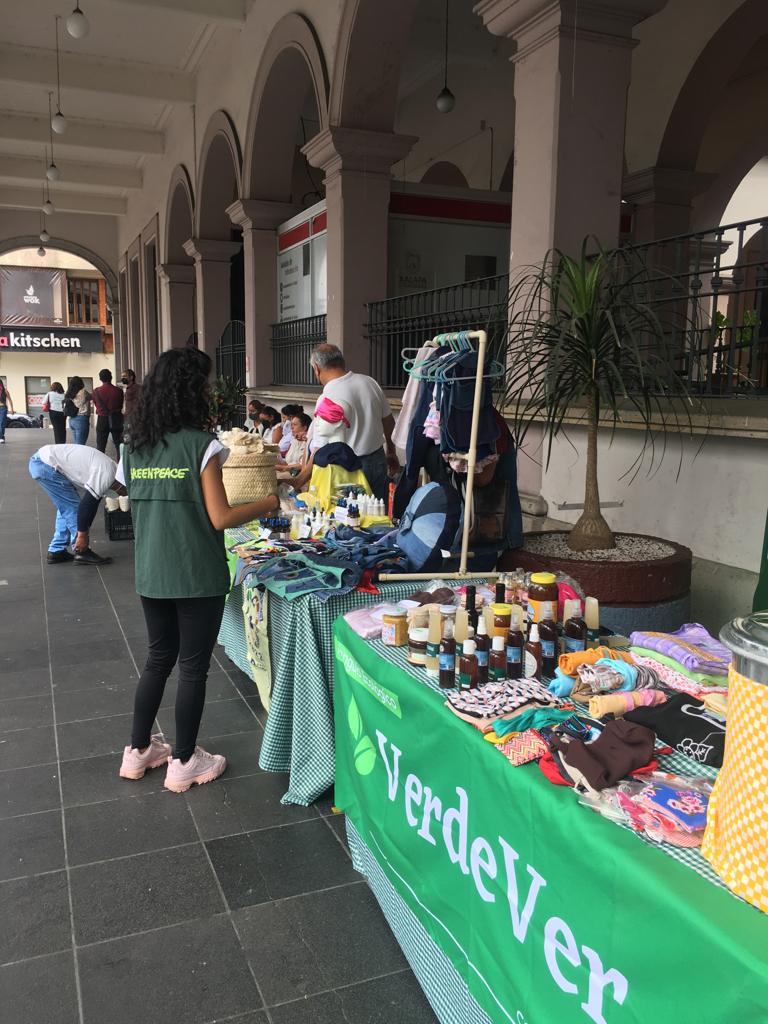 Fotografía de activista de Greenpeace México caminando entre los stands del mercado ecológico VerdeVer en Veracruz, México.