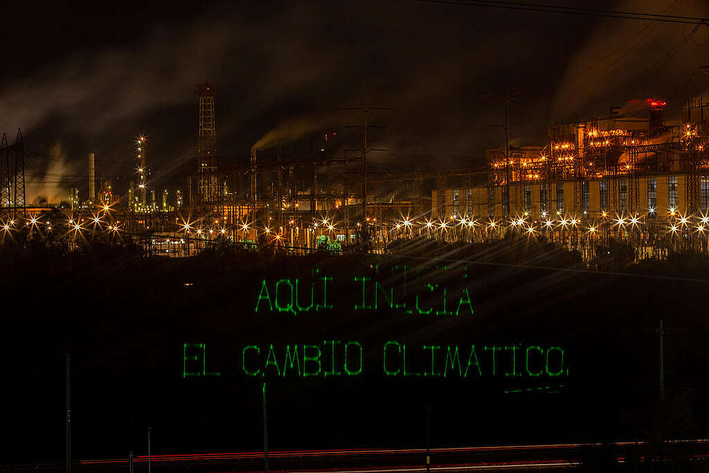 Projection Action at Thermoelectric Plant in Tula, Hidalgo. © Greenpeace / Pepe Rodríguez