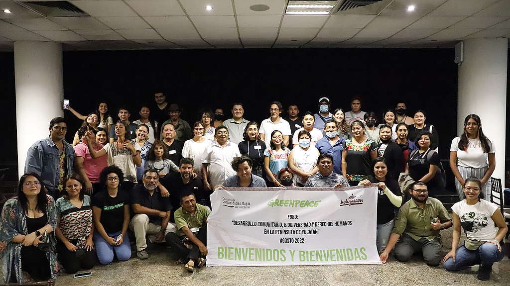 Retrato de un grupo de personas; organizaciones y activistas tras una reunión de trabajo.