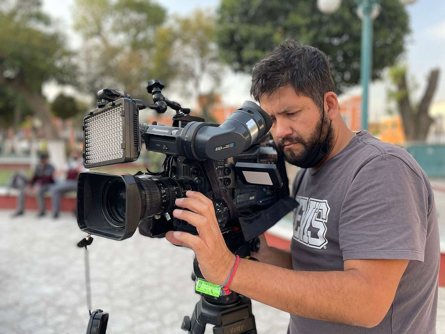 Fotografía de Dante Gutiérrez, fotógrafo del Canal Once, usando su cámara.