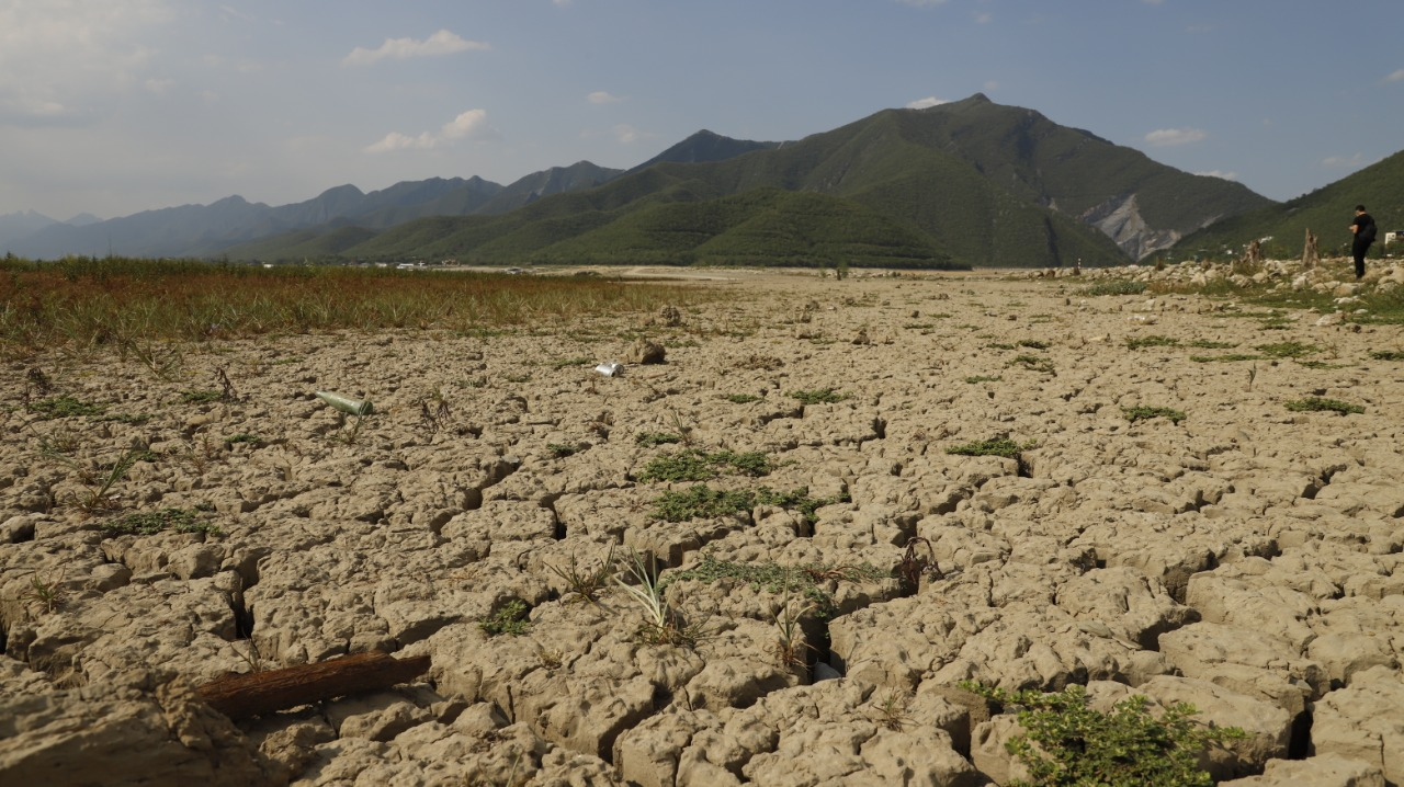 Fotografía panorámica que muestra los efectos de la sequía en Nuevo León, México.