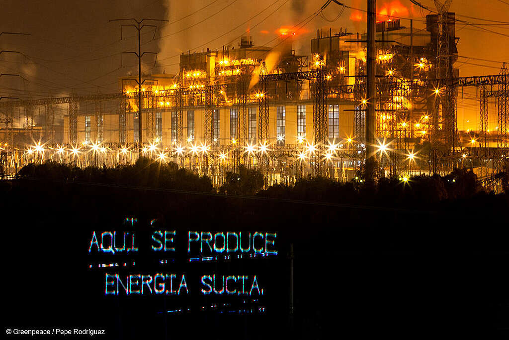 Fotografía panorámica de acción de Proyección en Planta Termoeléctrica en Tula, Hidalgo en la que se lee "Aquí se produce energía sucia".