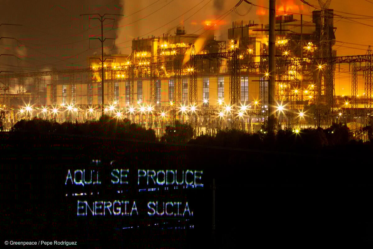Fotografía panorámica de acción de Proyección en Planta Termoeléctrica en Tula, Hidalgo en la que se lee "Aquí se produce energía sucia".