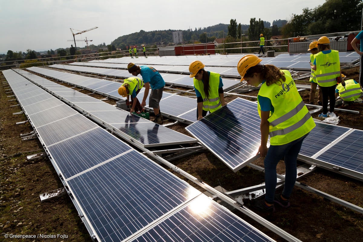 Mujeres usando protección mientras instalan un sistema solar en Derendingen.