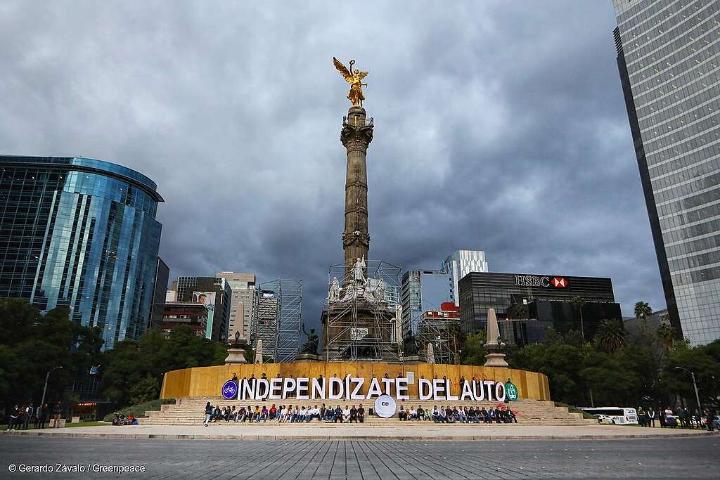 Fotografía panorámica en el Ángel de la Independencia donde se puede observar la frase "Independízate del auto".