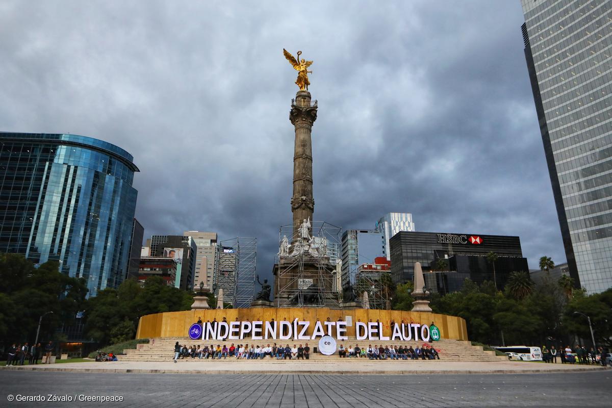 Fotografía panorámica en el Ángel de la Independencia donde se puede observar la frase "Independízate del auto".
