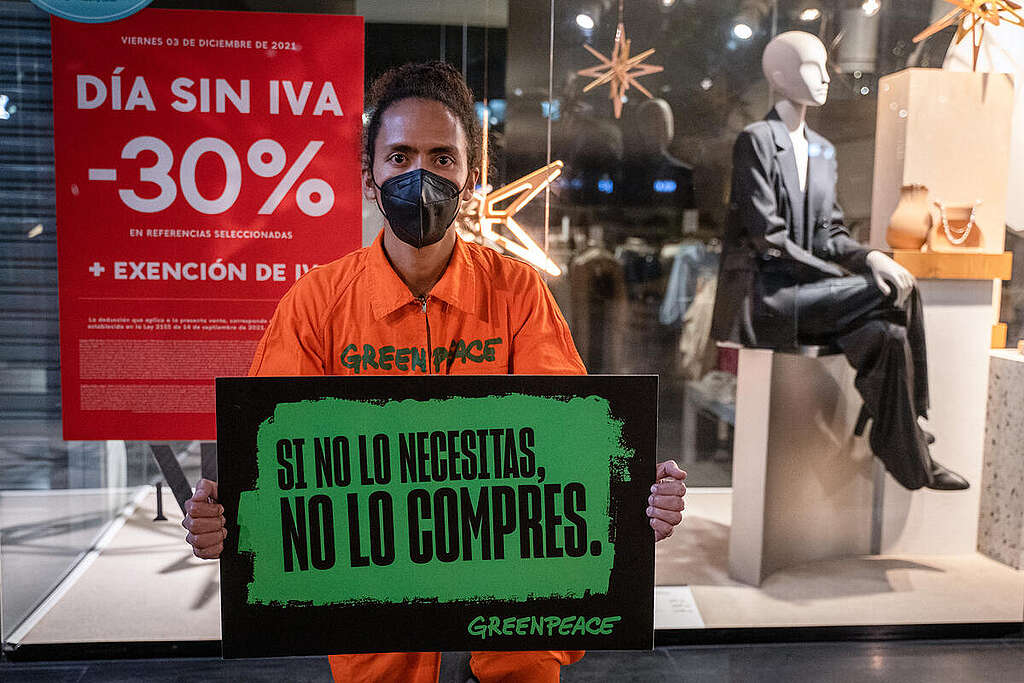 Clean Stencil against Unnecessary Consumption in Bogotá. © Greenpeace / Nathalia Angarita