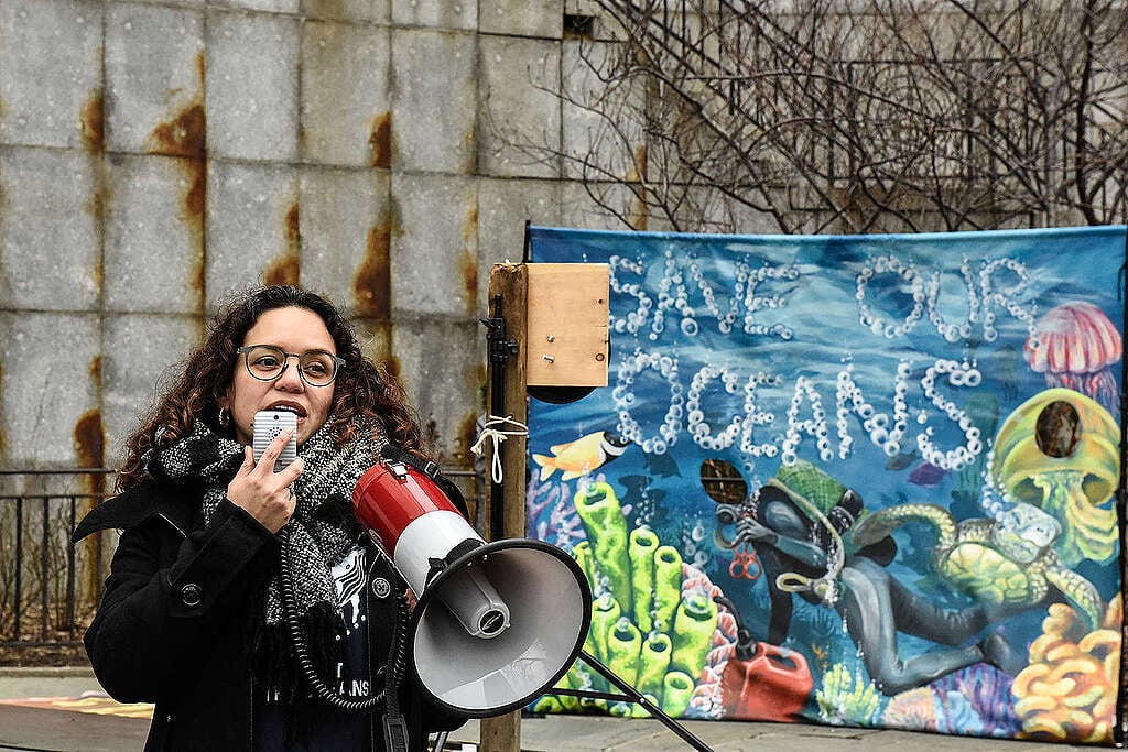 Retrato de Ornela Garelli, campañista de Greenpeace México, entre instalación artística en Nueva York para exigir un Tratado Global de Océanos. 