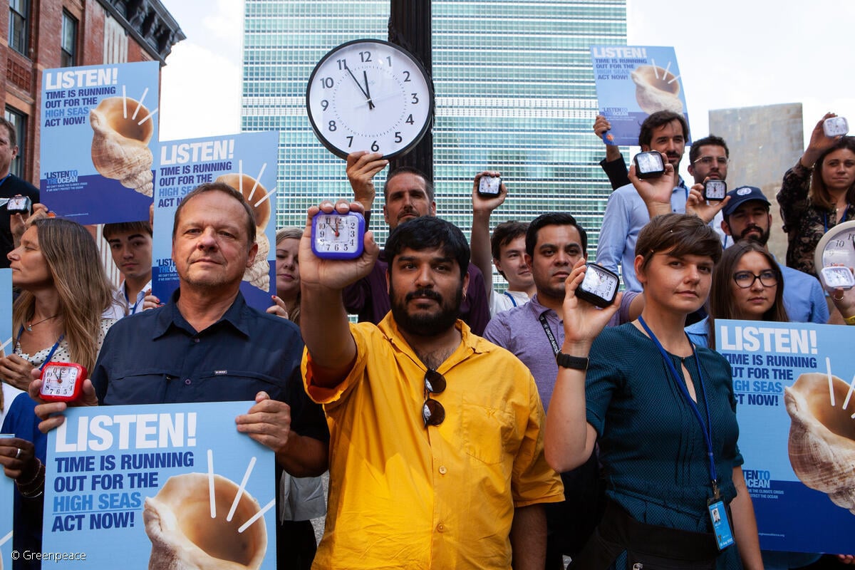 Greenpeace, junto con la Alianza de Alta Mar, frente a las Naciones Unidas en Nueva York sostienen carteles en los que se lee "Escuchen, el tiempo corre"