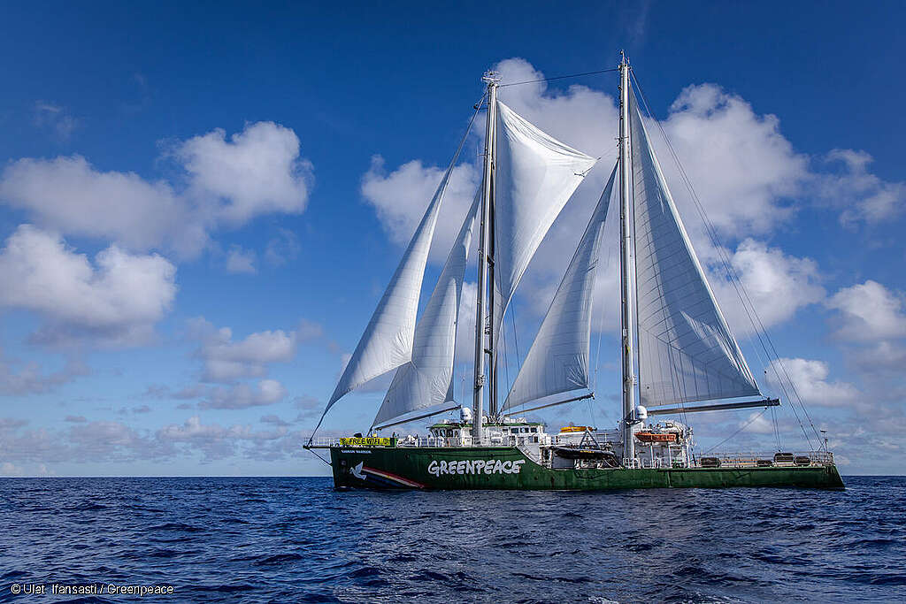 Fotografía panorámica del Rainbow Warrior en el Océano Pacífico Norte