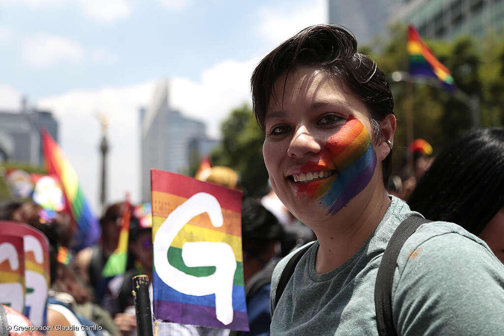 Activista de Greenpeace México, entre banderas de arcoíris, participa en el Desfile del Orgullo México 2019. Activista de Greenpeace México, entre banderas de arcoíris, participa en el Desfile del Orgullo México 2019.