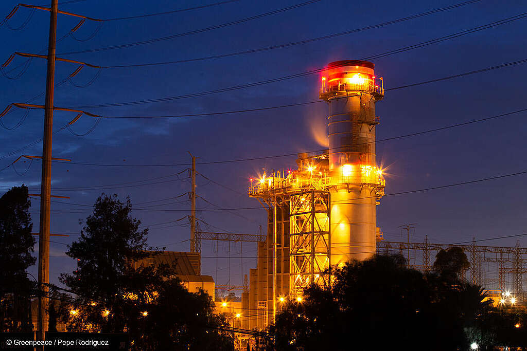 Fotografía de la Planta Termoeléctrica en Tula, Hidalgo al amanecer.