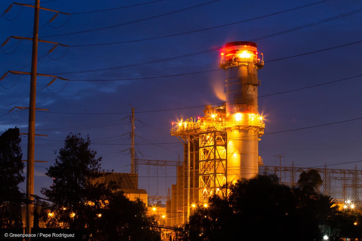 Fotografía de la Planta Termoeléctrica en Tula, Hidalgo al amanecer.