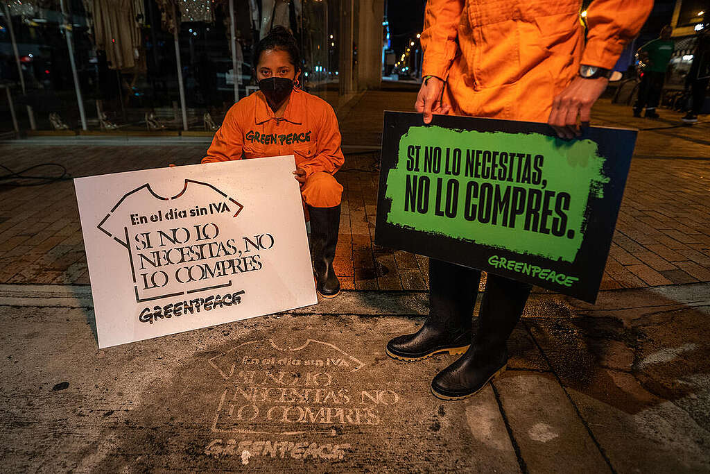 Clean Stencil against Unnecessary Consumption in Bogotá. © Greenpeace / Nathalia Angarita