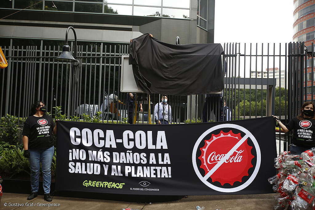 Manifestación pacífica frente a la sede de Coca-Cola México donde Activistas sostienen una manta en la que se lee "Coca-Cola: no más daños a la salud y al planeta".