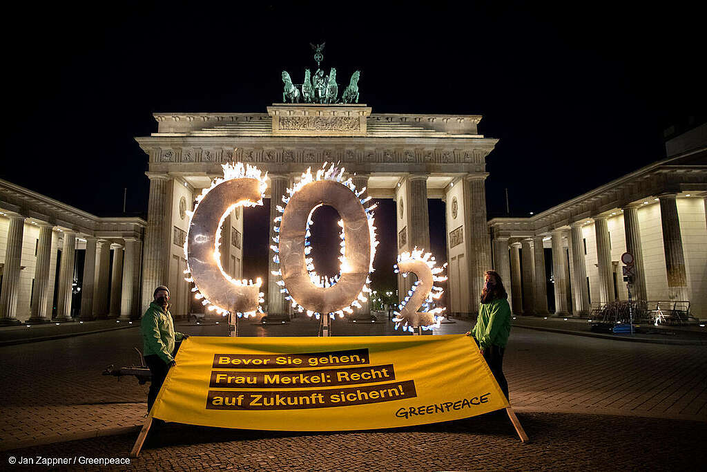 Señal de CO2 en llamas en la Puerta de Brandeburgo. Señal de CO2 en llamas en la Puerta de Brandeburgo.