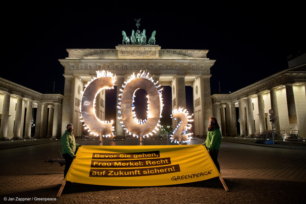 Señal de CO2 en llamas en la Puerta de Brandeburgo.