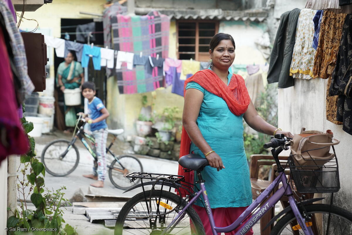 Retrato de Mangala Gowri parada junto a su bicicleta, parte del movimiento de la lucha contra la contaminación del aire. Retrato de Mangala Gowri parada junto a su bicicleta, parte del movimiento de la lucha contra la contaminación del aire.