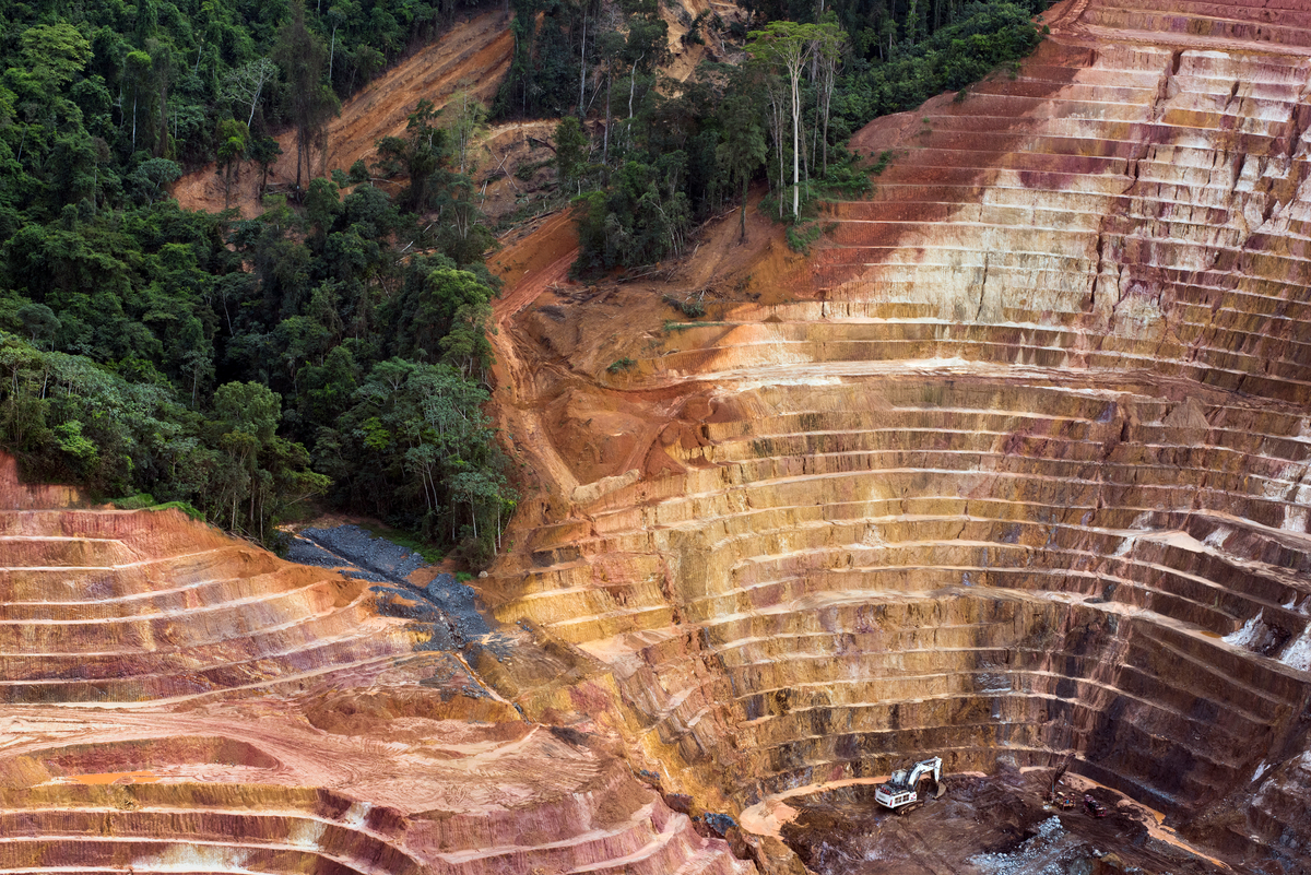 Strip Mine in Rainforest Brazil. © Daniel Beltrá / Greenpeace