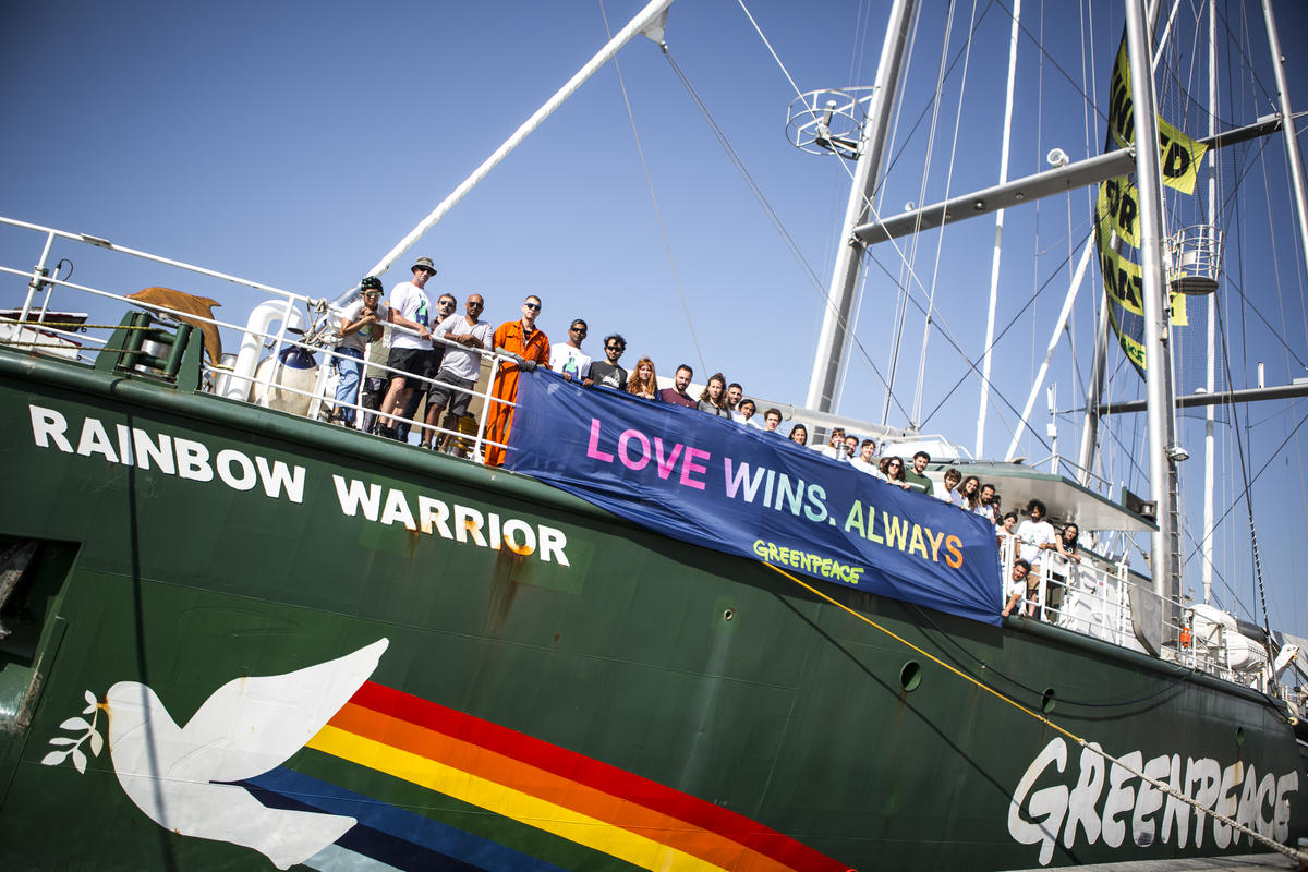 "Love Wins. Always" Banner on Rainbow Warrior in Siracusa. © Francesco Alesi / Greenpeace