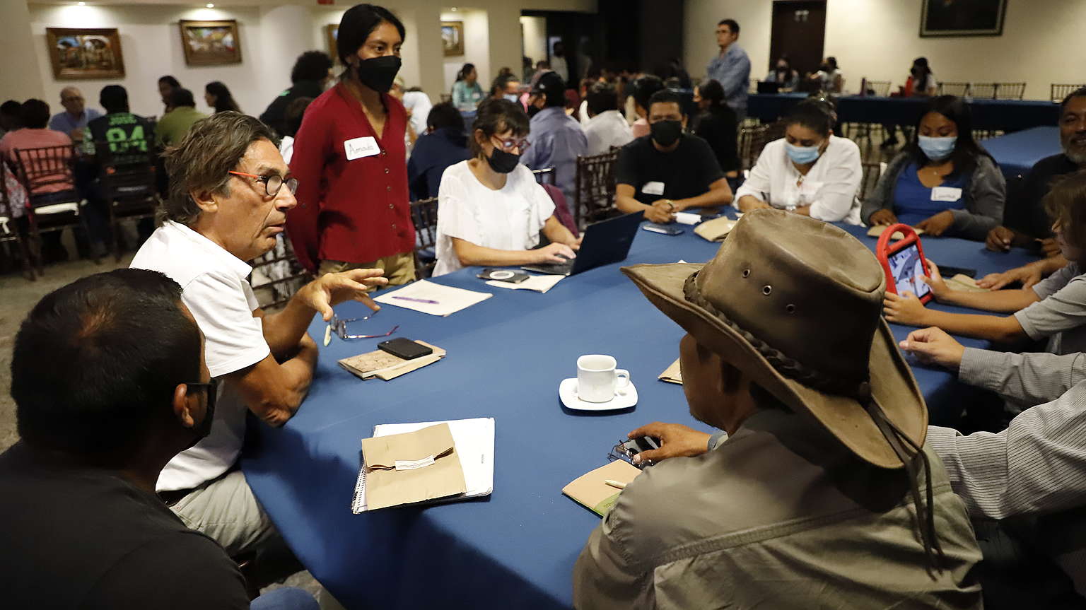 Fotografía de una mesa de trabajo entre activistas y organizaciones.