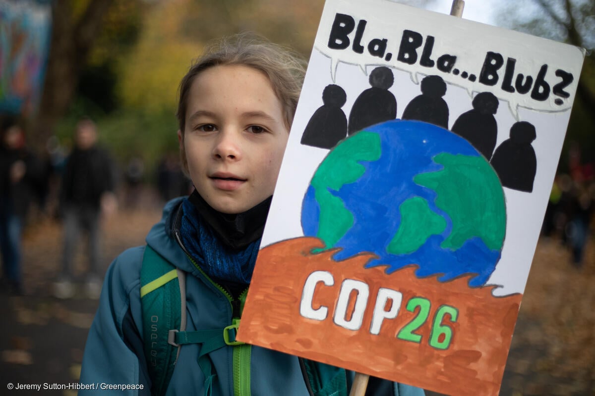 Niña sostiene un cartel durante la huelga escolar por el clima de los Viernes por el Futuro coincidiendo con la COP26 en Glasgow.