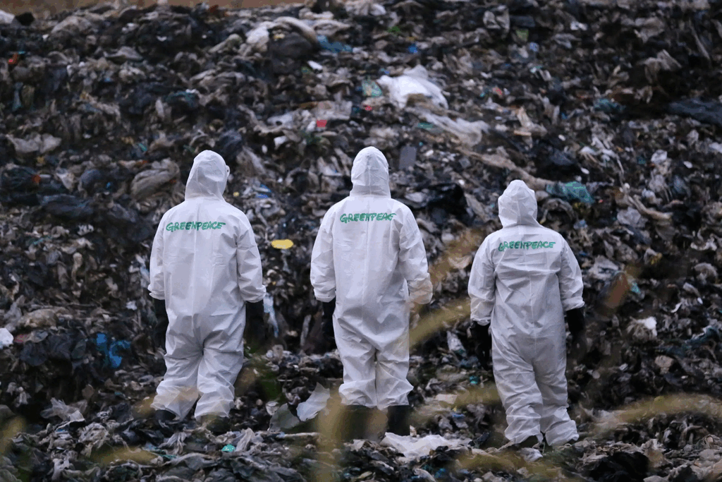 Activistas de Greenpeace em basurero de Teotihuacán