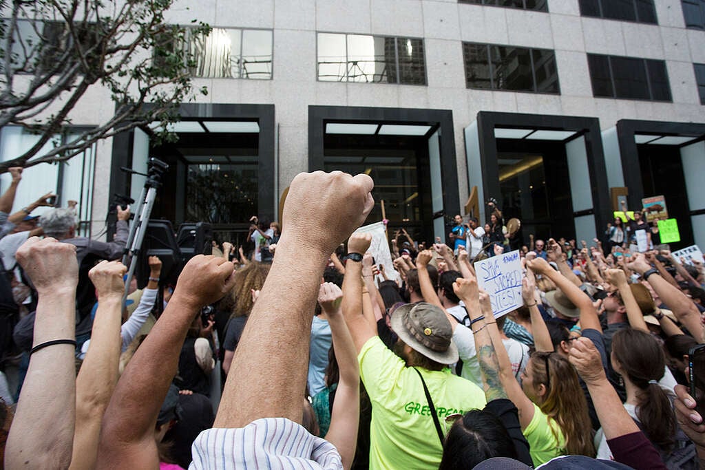 Dakota Access Pipeline Day of Action in Los Angeles. © Jonathan Alcorn / Greenpeace