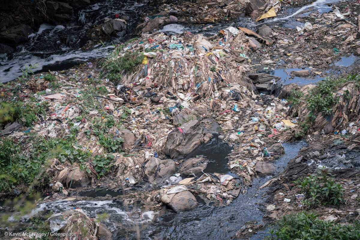 Fotografía qe muestra residuos y consecuencias de la contaminación provocada por la moda rápida.