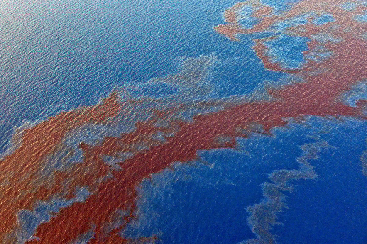 Toma aérea que evidencia un derrame de petróleo en el Golfo de México.