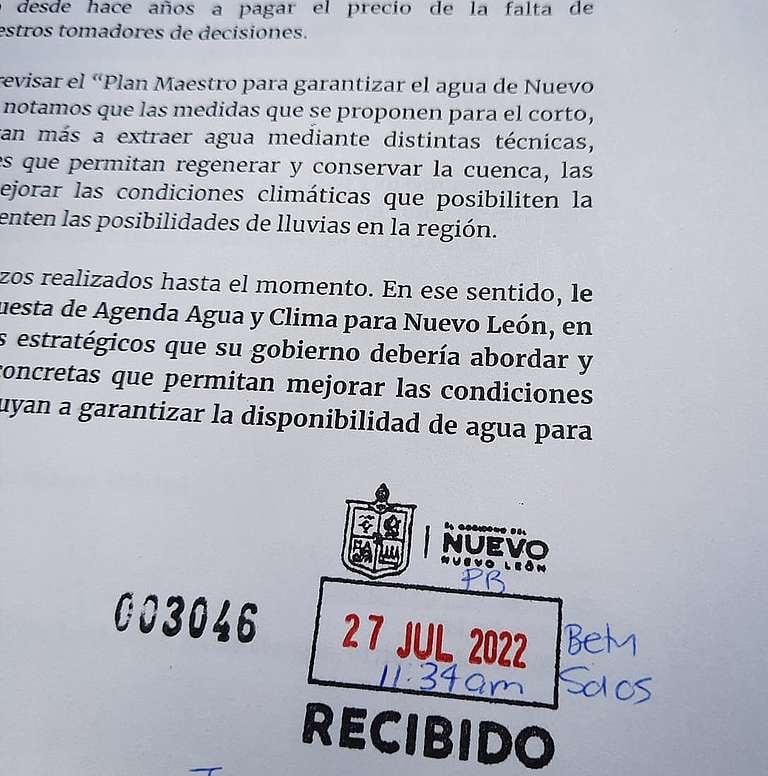 Fotografía de recepción de misiva del Gobierno de Nuevo León.