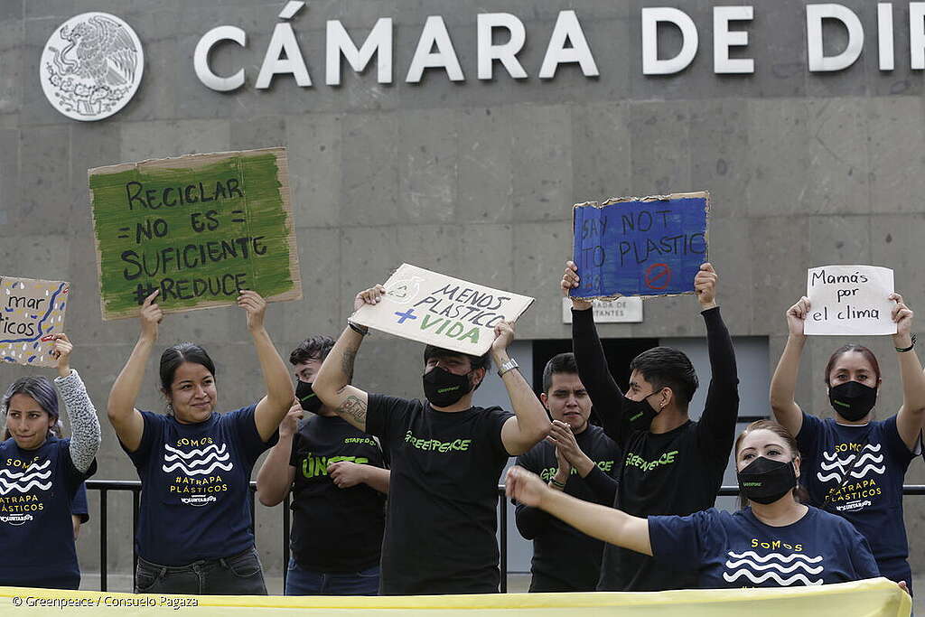 Un grupo de activistas de Greenpeace México se manifiestan frente a la Cámara de Diputados para exigir que no haya retrocesos en las reformas a la Ley de Residuos y la Ley de Economía Circular.