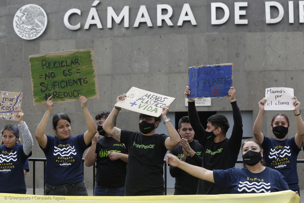 Un grupo de activistas de Greenpeace México se manifiestan frente a la Cámara de Diputados para exigir que no haya retrocesos en las reformas a la Ley de Residuos y la Ley de Economía Circular.